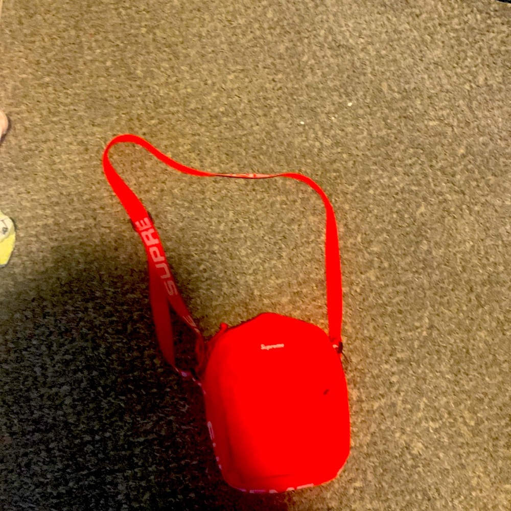 Supreme shoulder bag for your phone and air pods